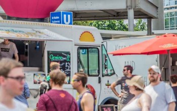 Auf einem Street Food Festival: Foodtrucks und Besucher