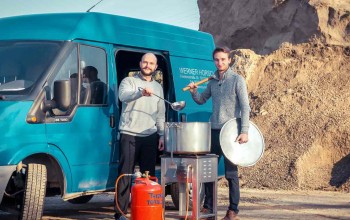 Manuel Seifried und Florian Horsch vor dem Foodtruck