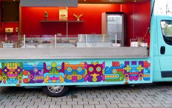 bunt beklebter babyblauer Foodtruck aus Hamburg