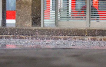 starker Regen am Bahnhof