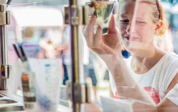 Blick aus Frozen Yogurt Foodtruck heraus auf wartende Street Food Kunden