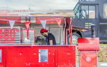 Roter Foodtrailer Napo Amo und schwarzer Foodtruck Ox Grill München