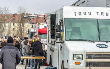 Foodtrucks und Street Food Kunden auf Food Lovers Market München