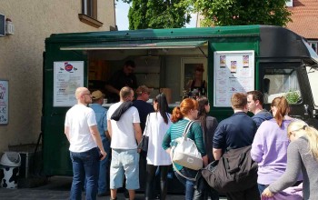 Foodtruck Red Flag vor PC-IceBOX Ladengeschäft