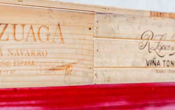 Holzdetails spanische Beschriftungen Wein