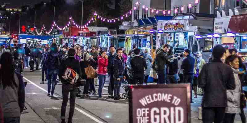 Foodtrucks in Oakland nachts mit Menschenschlangen