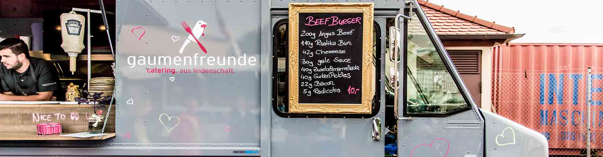 grauer Foodtruck Gaumenfreunde mit Kreide-Preistafel