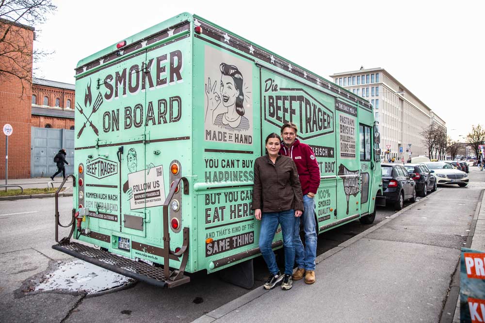 Kristina und Michael vor dem Foodtruck Die Beefträger in der Luisenstraße in München