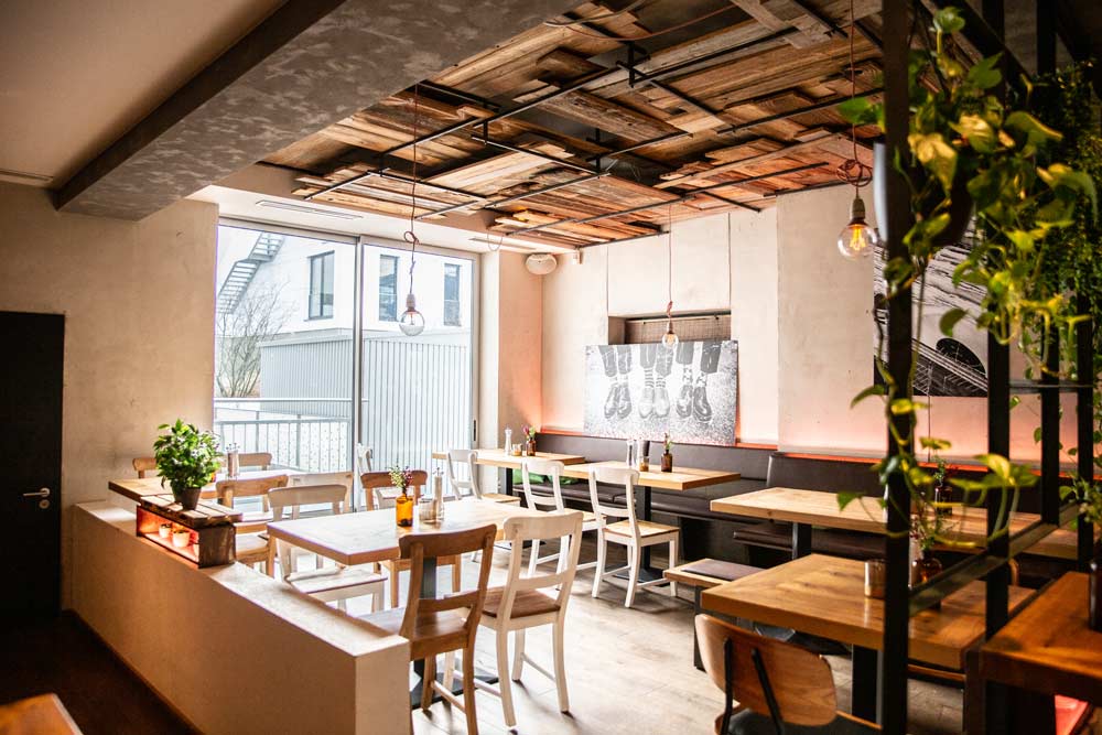 Einer der Gasträume im Pop-up-Restaurant vom Foodtruck Die Beefträger